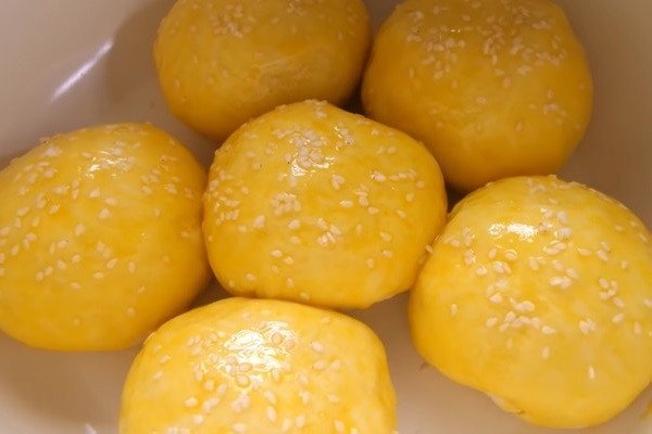 Những chiếc bánh chay từ bột mì hấp mềm xốp, trắng ngần, tỏa hương thơm nhẹ