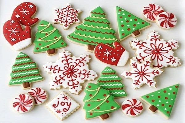 Những chiếc bánh cookies Noel đã hoàn thiện, được trang trí đường icing rực rỡ.