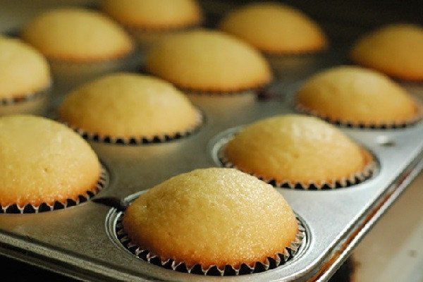 Những chiếc bánh cupcake vàng ươm sau khi nướng chín