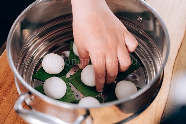 Những chiếc bánh hẹ đã được xếp gọn gàng vào xửng hấp