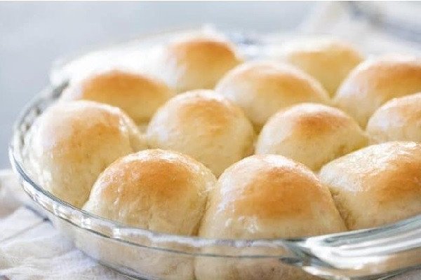 Những chiếc bánh mì ngọt vàng ươm sau khi nướng