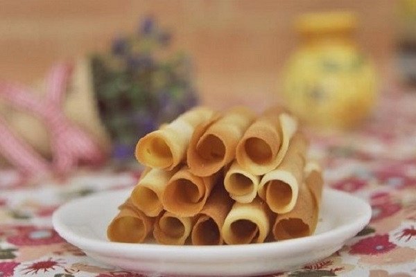 Những chiếc bánh quế vàng ươm sau khi nướng và cuộn