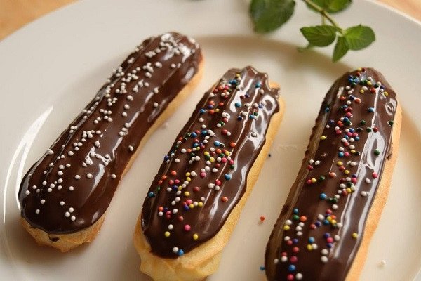 Những chiếc bánh su kem que vàng ươm, được phủ lớp chocolate