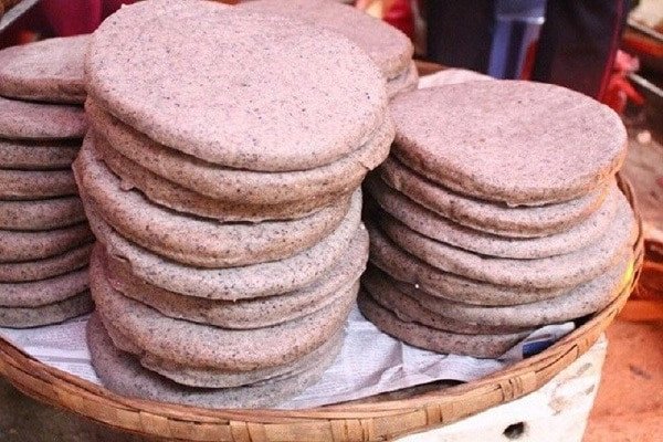 Những chiếc bánh tam giác mạch màu tím hấp dẫn