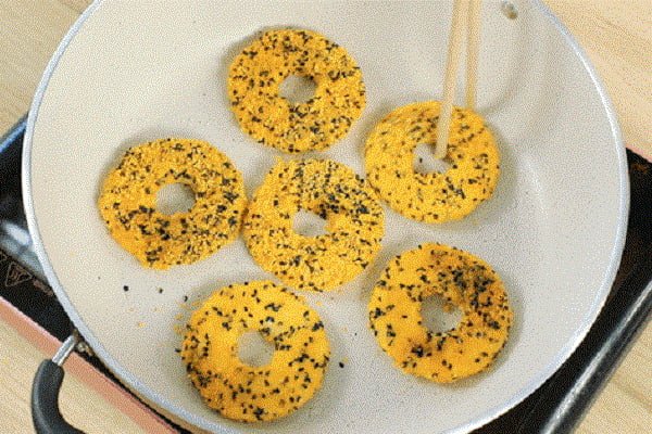 Những chiếc bánh táo chiên vàng giòn, hấp dẫn sau khi chế biến