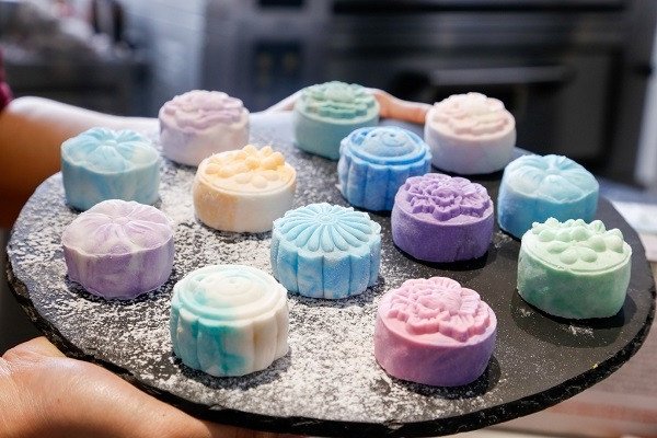 Những chiếc bánh Trung thu da tuyết đa dạng màu sắc bắt mắt, tươi mới