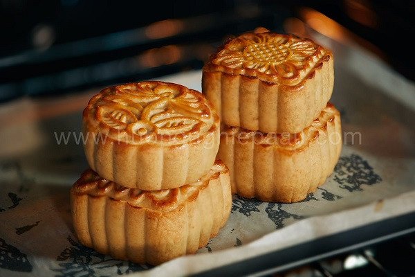 Những chiếc bánh Trung thu nhân khoai môn nướng vàng ươm hấp dẫn