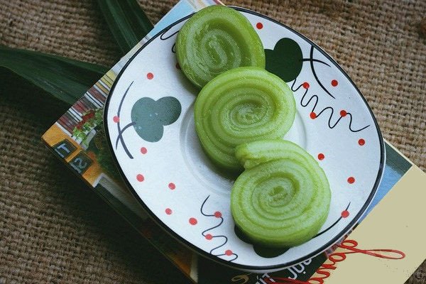 Những khoanh bánh da lợn cuộn lá dứa đậu xanh xinh xắn