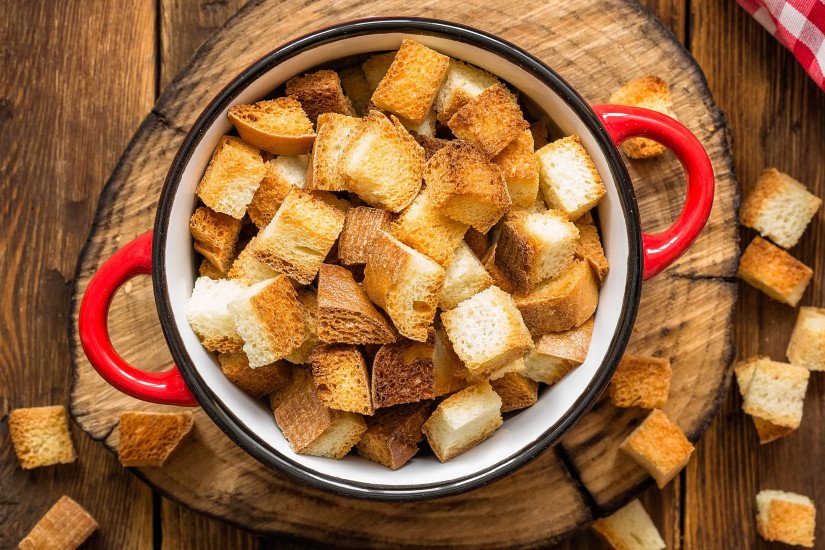 Những khối bánh mì keto ngào bơ chuẩn bị nướng bằng nồi chiên không dầu