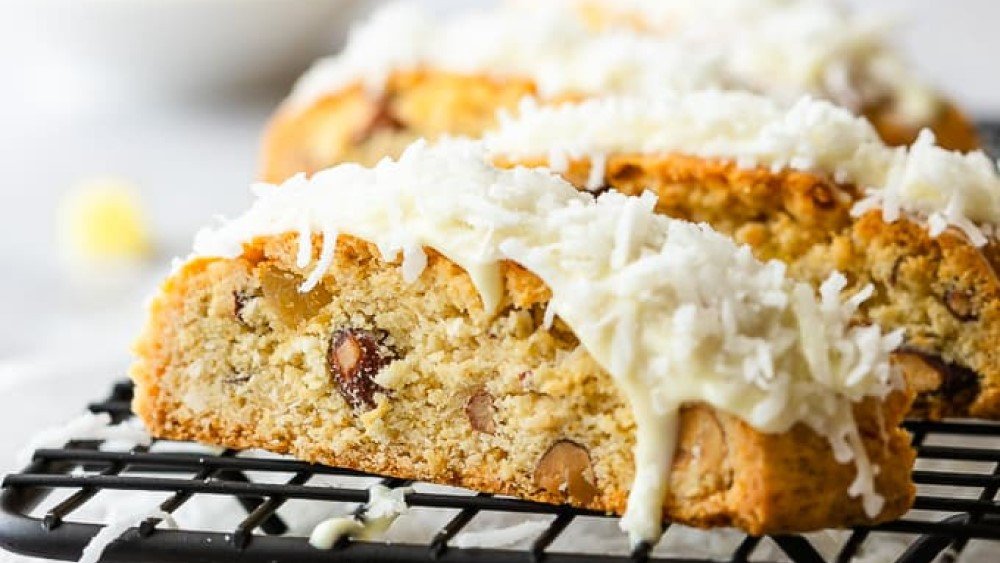 Những lát bánh biscotti cam dừa thơm lừng, vàng óng, chuẩn vị khi chế biến bằng nồi chiên không dầu.