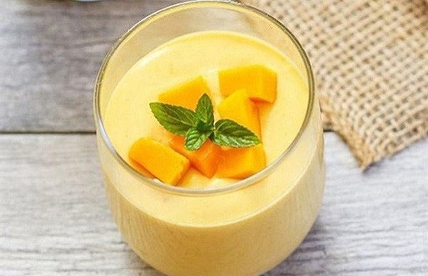 Những ly pudding nhiều màu sắc và hương vị hấp dẫn trên bàn