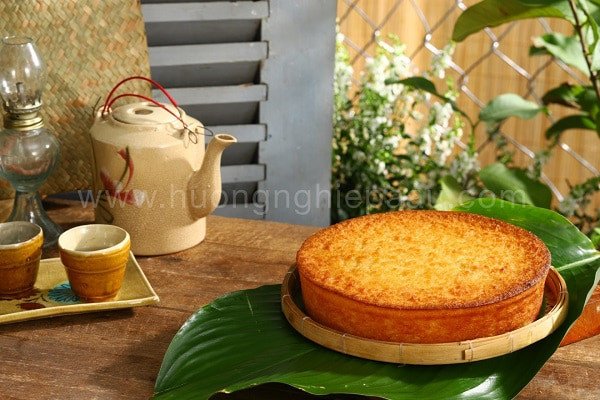 Những miếng bánh khoai mì nướng vàng óng ánh, thơm lừng vị dừa và đậu xanh béo bùi, biểu tượng của món tráng miệng dân dã.