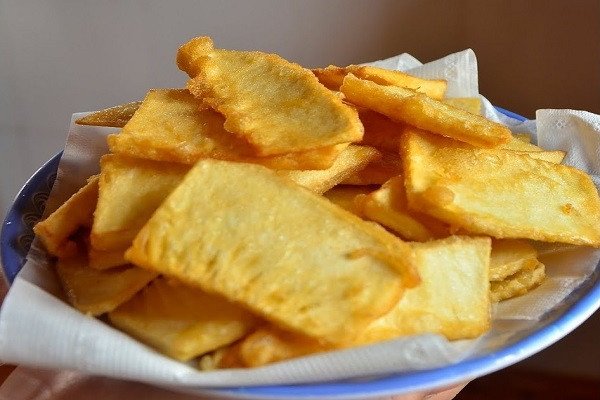 Những miếng sake chiên giòn vàng ươm hấp dẫn