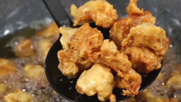 Những miếng sụn gà chiên giòn ráo dầu trên vỉ
