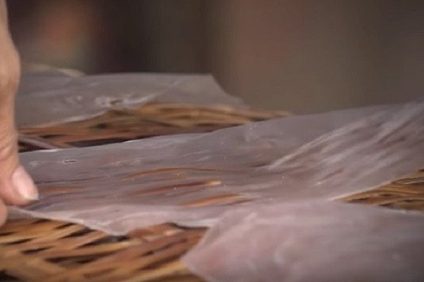 Những tấm bánh tráng phơi sương sau khi phơi nắng tự nhiên