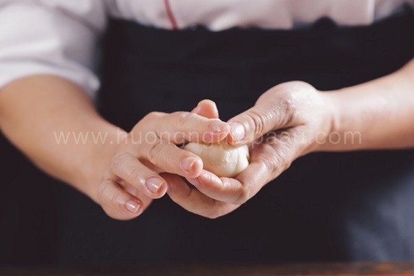 Những viên bánh trung thu trứng muối Đài Loan đang được vo tròn đều đặn, chuẩn bị nướng.