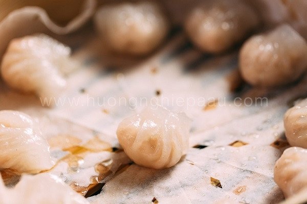 Những viên há cảo tôm thịt hấp chín tới, vỏ bánh trong mờ, lộ rõ nhân hồng hào, xếp gọn gàng trên xửng tre.