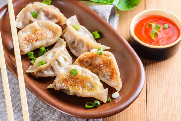 Những viên sủi cảo vàng ươm, hấp dẫn được bày biện đẹp mắt