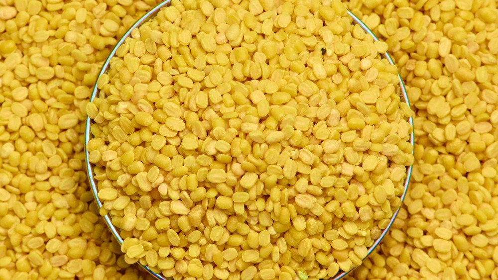 Ninh đậu xanh bở tơi cho món cháo hàu dinh dưỡng