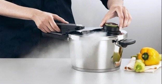Nồi Áp Suất: Bí Quyết Nấu Nhanh Và Đảm Bảo An Toàn Nồi áp suất cơ đặt trên bếp nấu thông thường