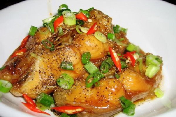 Nồi cá hú kho tiêu nghi ngút khói, hương vị cay nồng đặc trưng