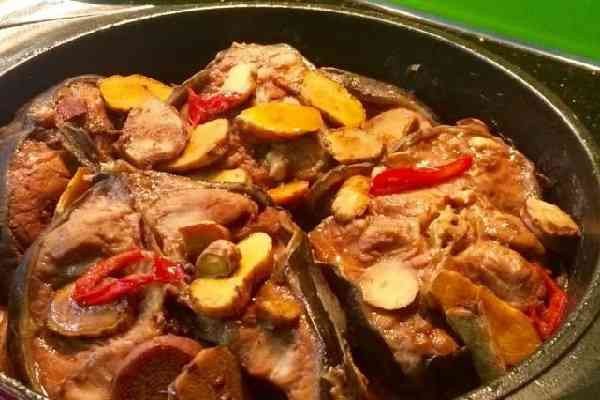 Nồi cá trê kho riềng thơm lừng, đậm đà màu sắc hấp dẫn