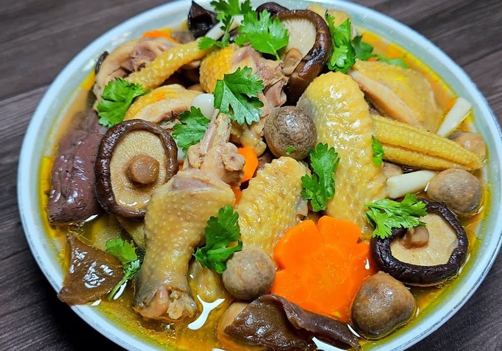 Nồi canh gà nấm thơm lừng, với những miếng nấm tươi và thịt gà mềm ngọt