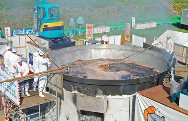 Nồi canh khoai sọ lớn kỷ lục tại lễ hội truyền thống Nhật Bản