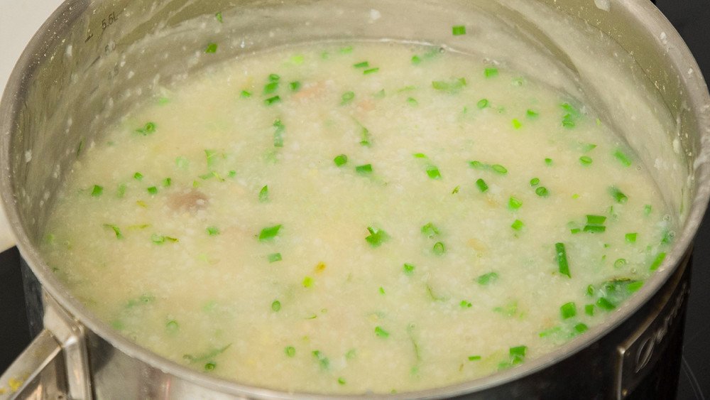 Nồi cháo hàu sữa đậu xanh đang sôi trên bếp