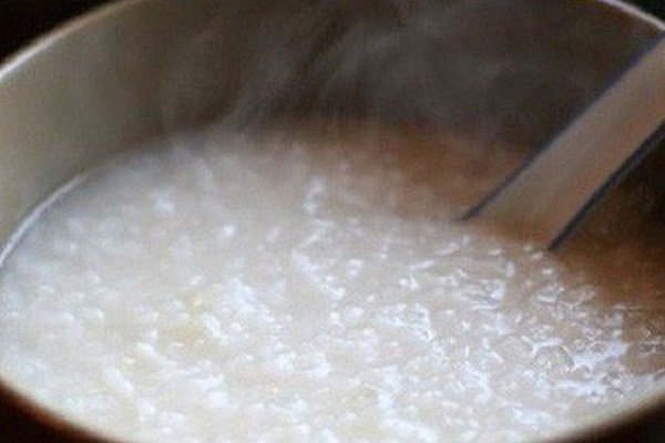 Nồi cháo trắng đang được ninh nhừ hoàn hảo cho món cháo ếch