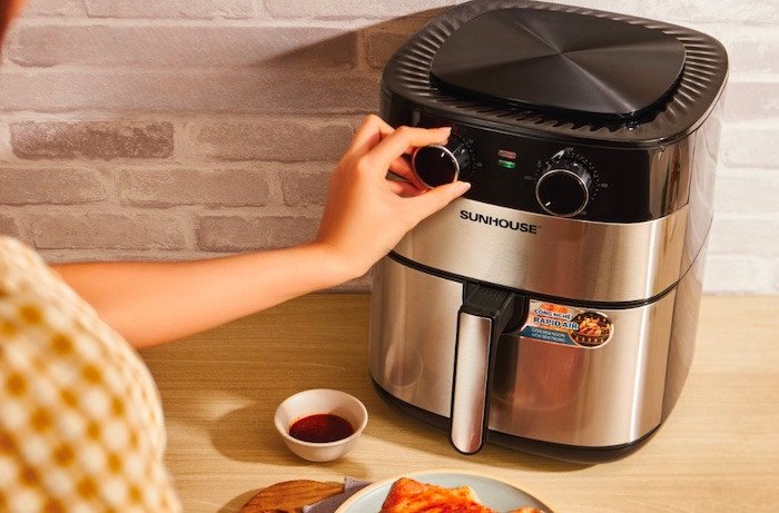 Nồi chiên không dầu chuẩn bị nướng bánh bông lan tại nhà