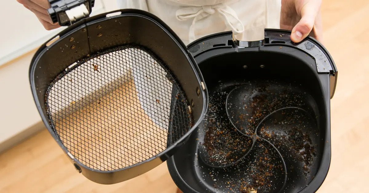 Nồi chiên không dầu có cặn dầu mỡ tích tụ ở đáy do vệ sinh không kỹ