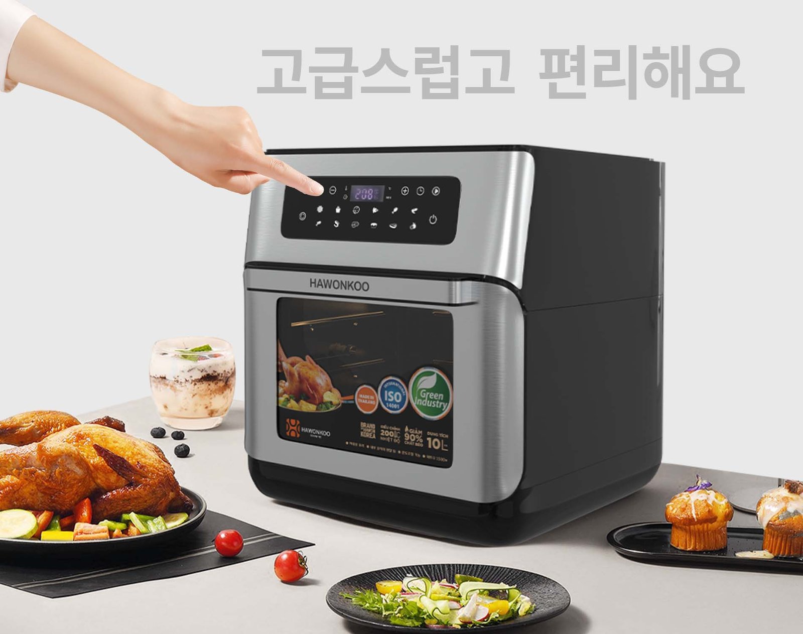Nồi chiên không dầu đang nướng ức gà tiện lợi và nhanh chóng