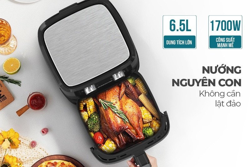 Nồi chiên không dầu dung tích lớn giúp nướng gà nguyên con dễ dàng, tiện lợi.