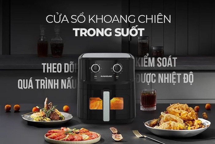 Nồi chiên không dầu với cửa sổ trong suốt giúp dễ dàng quan sát quá trình nướng xá xíu bên trong.