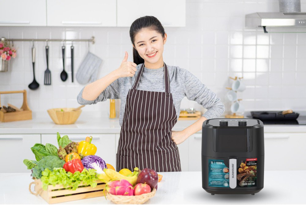 Nồi chiên không dầu với vỏ ngoài màu đen sang trọng, nhỏ gọn và dễ dàng di chuyển.
