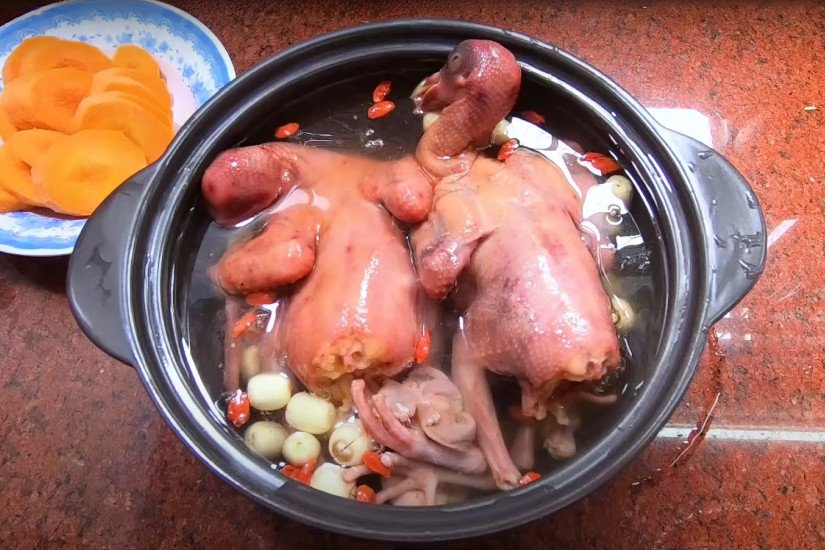 Nồi chim bồ câu hầm hạt sen đang sôi trên bếp