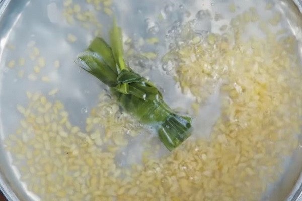 Nồi đậu xanh đang được nấu chín mềm, chuẩn bị cho món chè bưởi thanh mát
