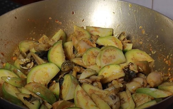 Nồi ếch om cà pháo đang sôi trên bếp