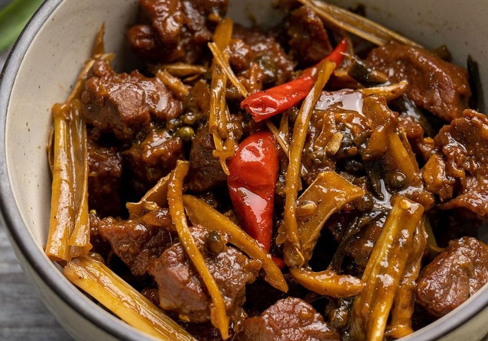 Nồi gầu bò kho đậm đà, miếng thịt gầu thấm vị và nước sốt sệt