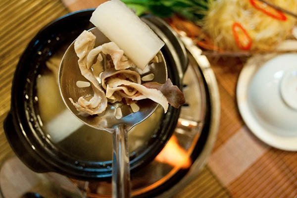Nồi lẩu bao tử hầm tiêu xanh nghi ngút khói, thích hợp cho ngày lạnh