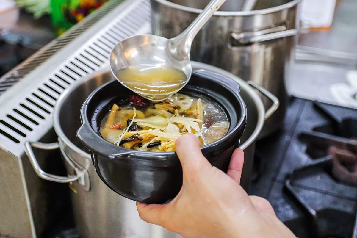 Nồi lẩu bò thập cẩm đã hoàn thành với các loại topping đầy đặn