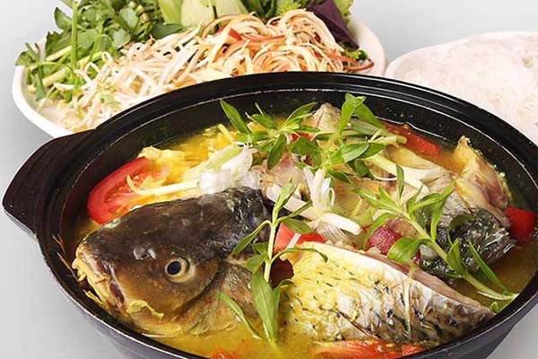 Nồi lẩu cá chép giòn nóng hổi với nước dùng chua ngọt hấp dẫn
