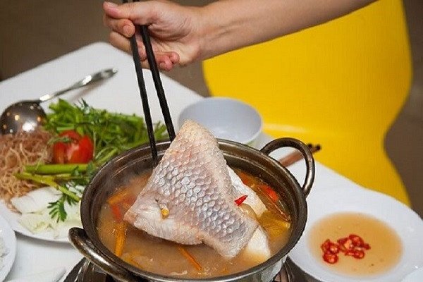 Nồi lẩu cá diêu hồng kiểu Thái chua cay nóng hổi với cá, tôm, mực và rau nhúng