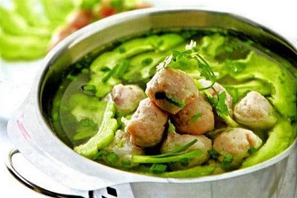 Nồi lẩu cá thác lác khổ qua nóng hổi, chả cá dai ngon và khổ qua xanh mướt