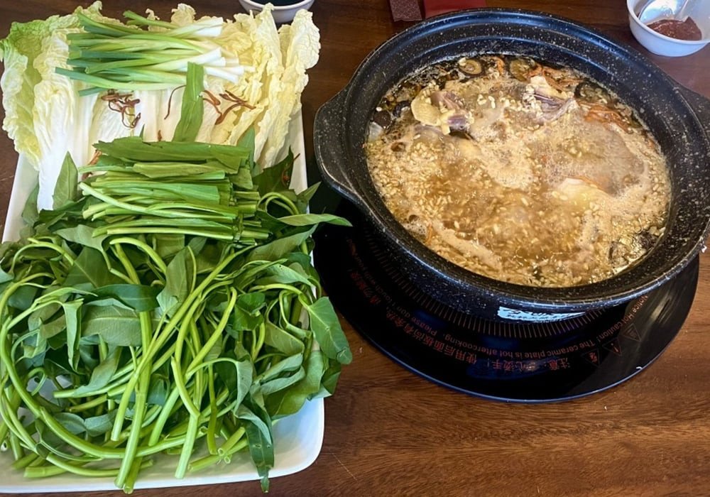 Nồi lẩu gà bỗng rượu dân dã, đậm đà hương vị