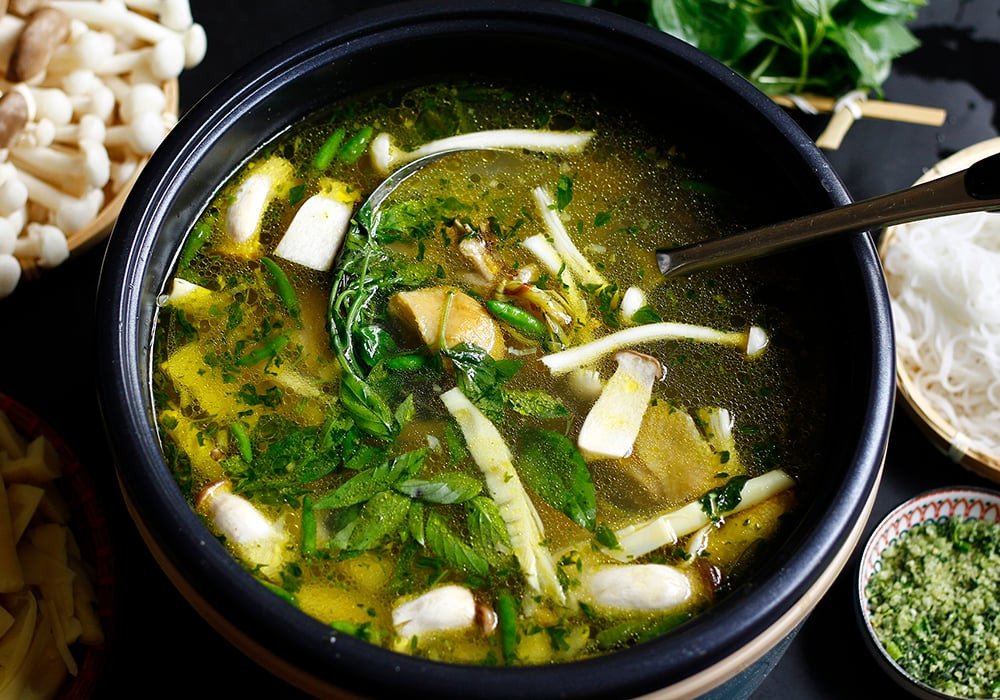 Nồi lẩu gà lá é thanh mát đặc trưng Phú Yên