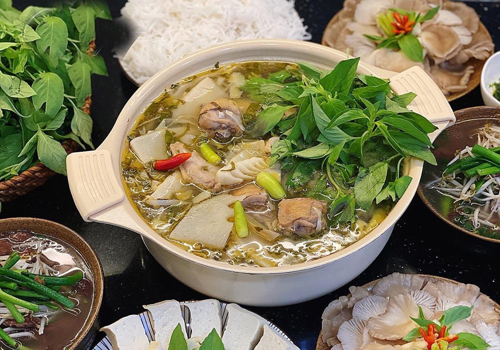 Nồi lẩu gà măng chua đậm đà hương vị