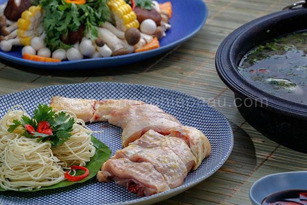 nồi lẩu gà nấu nấm thơm lừng