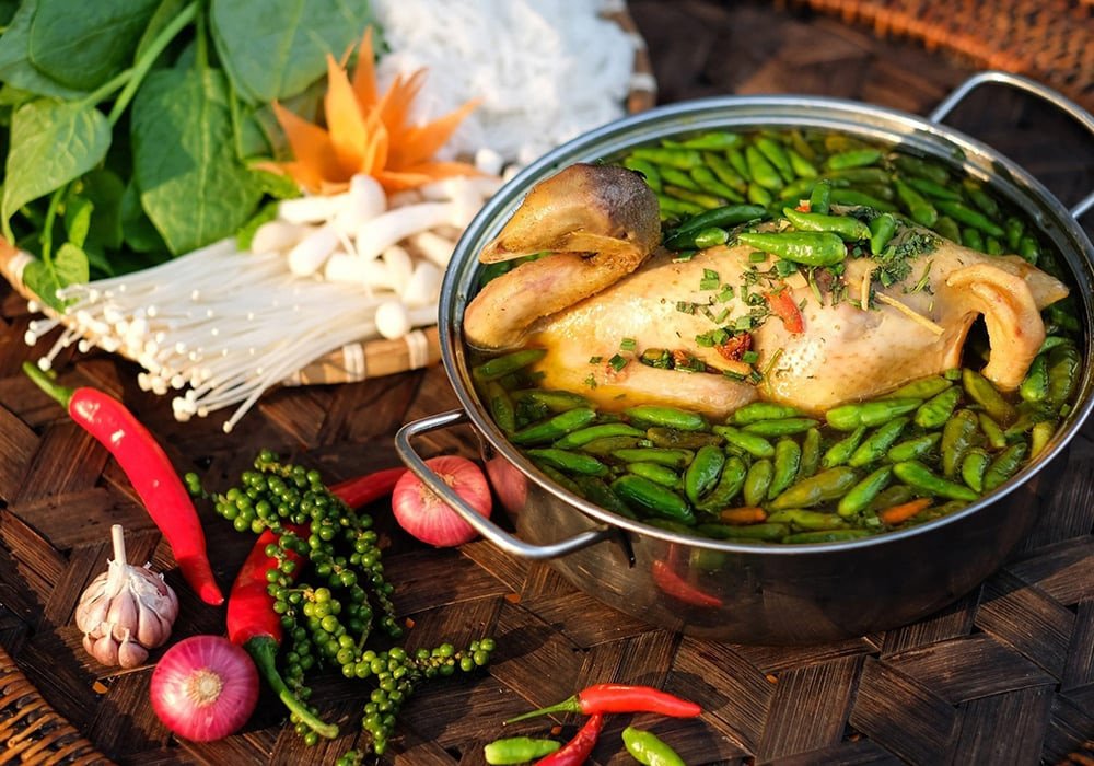 Nồi lẩu gà ớt hiểm cay nồng, thơm phức